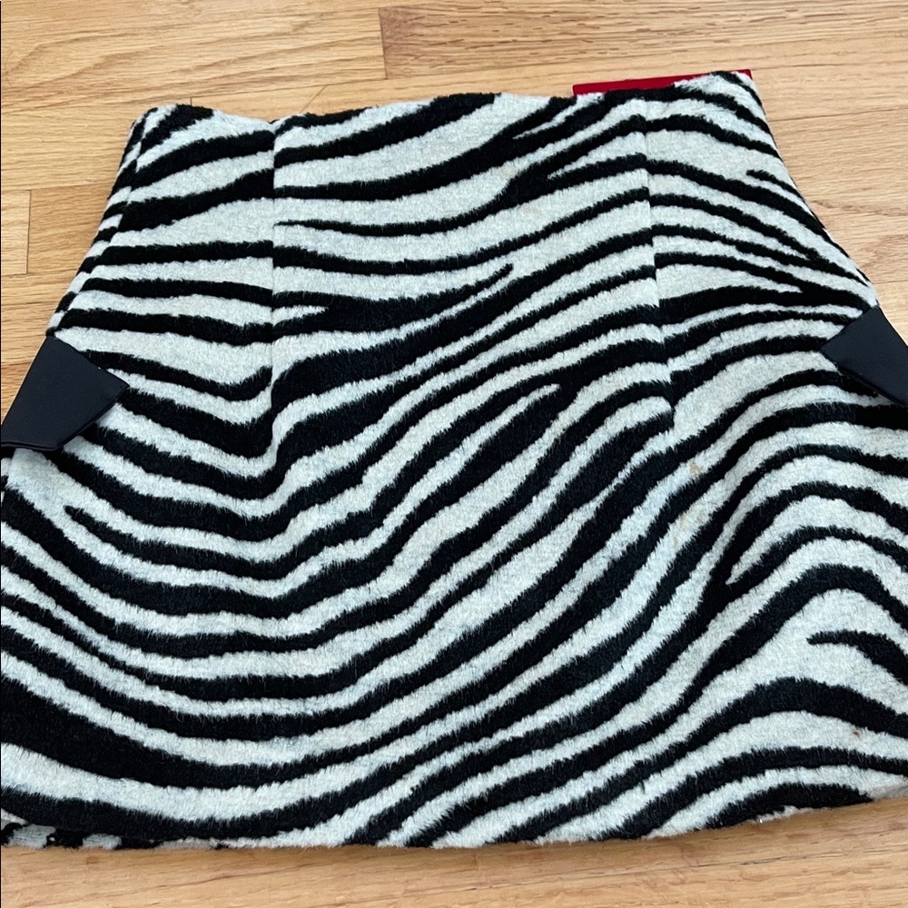 Chic Zebra Pattern Mini Skirt - Picture 10 of 14